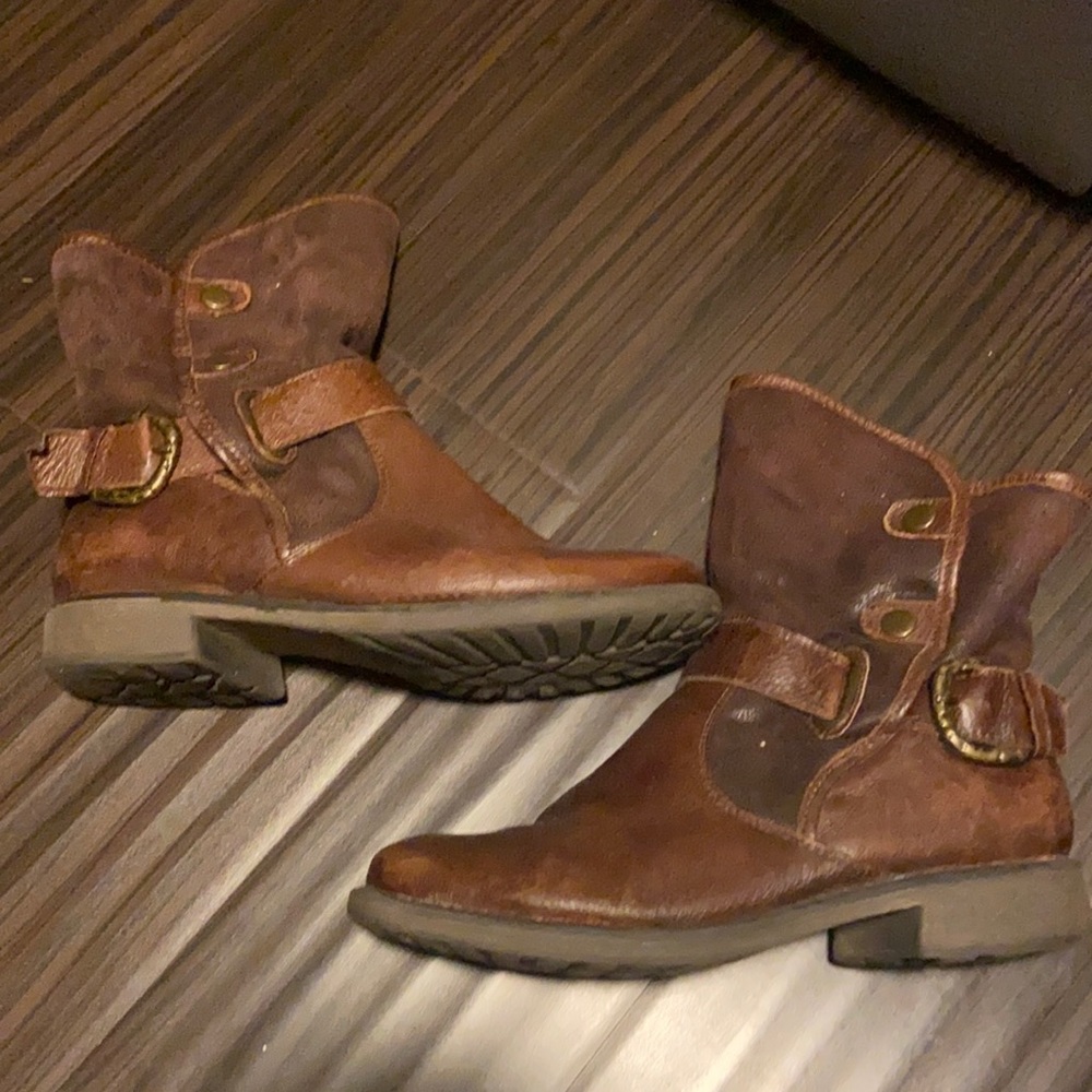 Size 6 brown bare trap boots